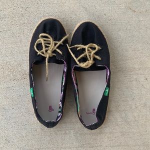 ❗️BARELY WORN❗️Sanuk Shoes